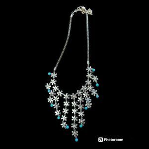 Silvertone Daisy bib necklace